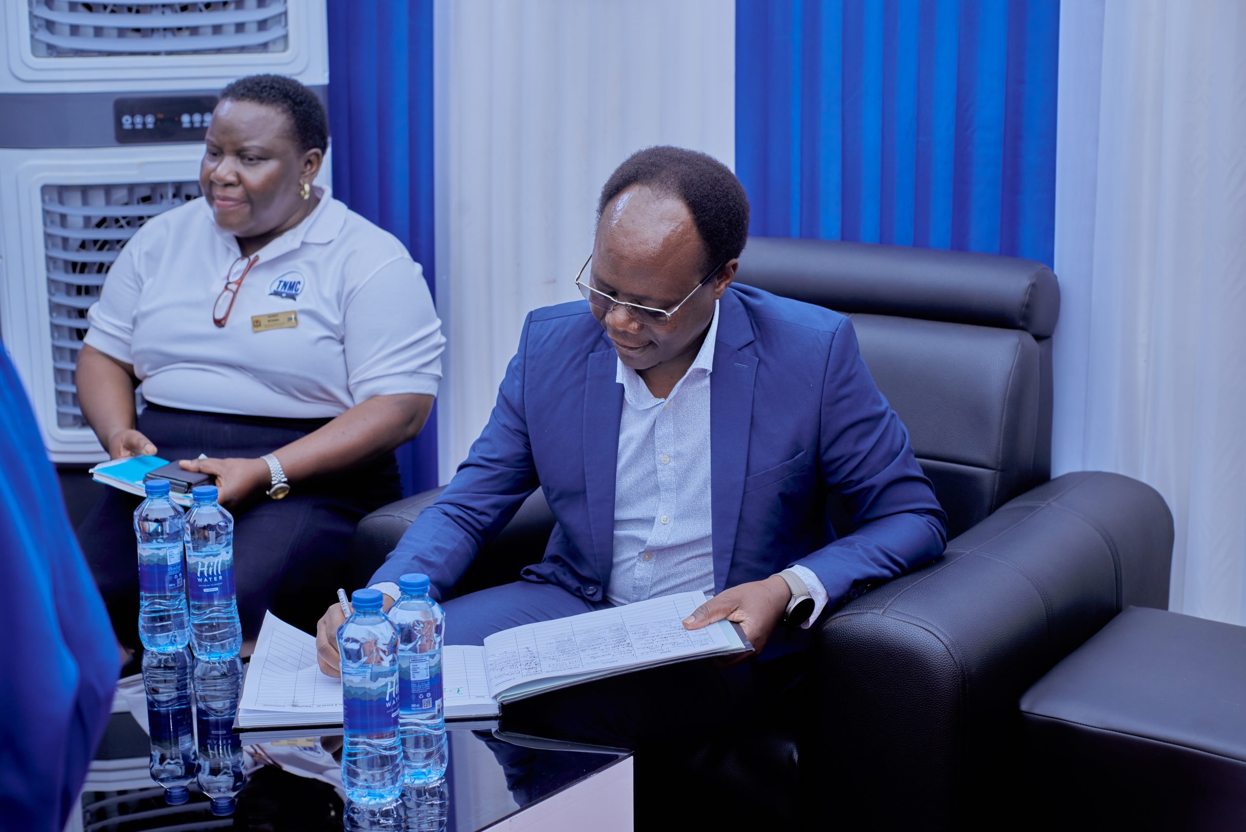 Mh. Dk. Godwin Mollel Naibu waziri Wizara ya Afya alipowasili kwenye maadhimisho ya miaka 70 ya Baraza la Uuguzi na Ukunga Tanzania yaliyofanyika viwanja vya Nyerere Square-Dodoma